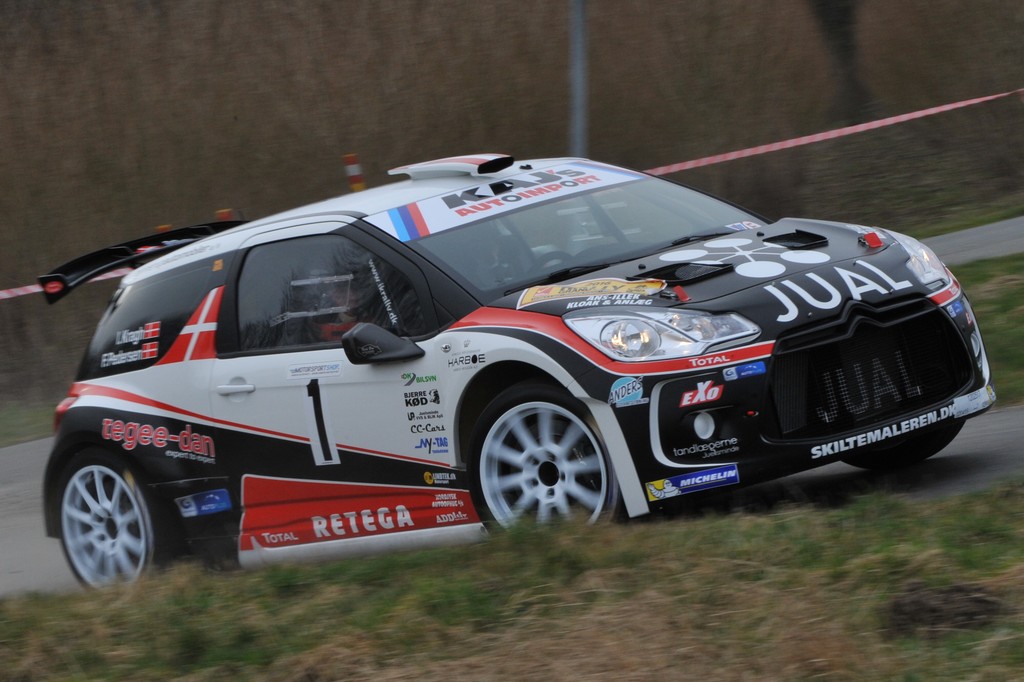 Ib Kragh jagter en sejr ved årets rallyshow i Fårvang